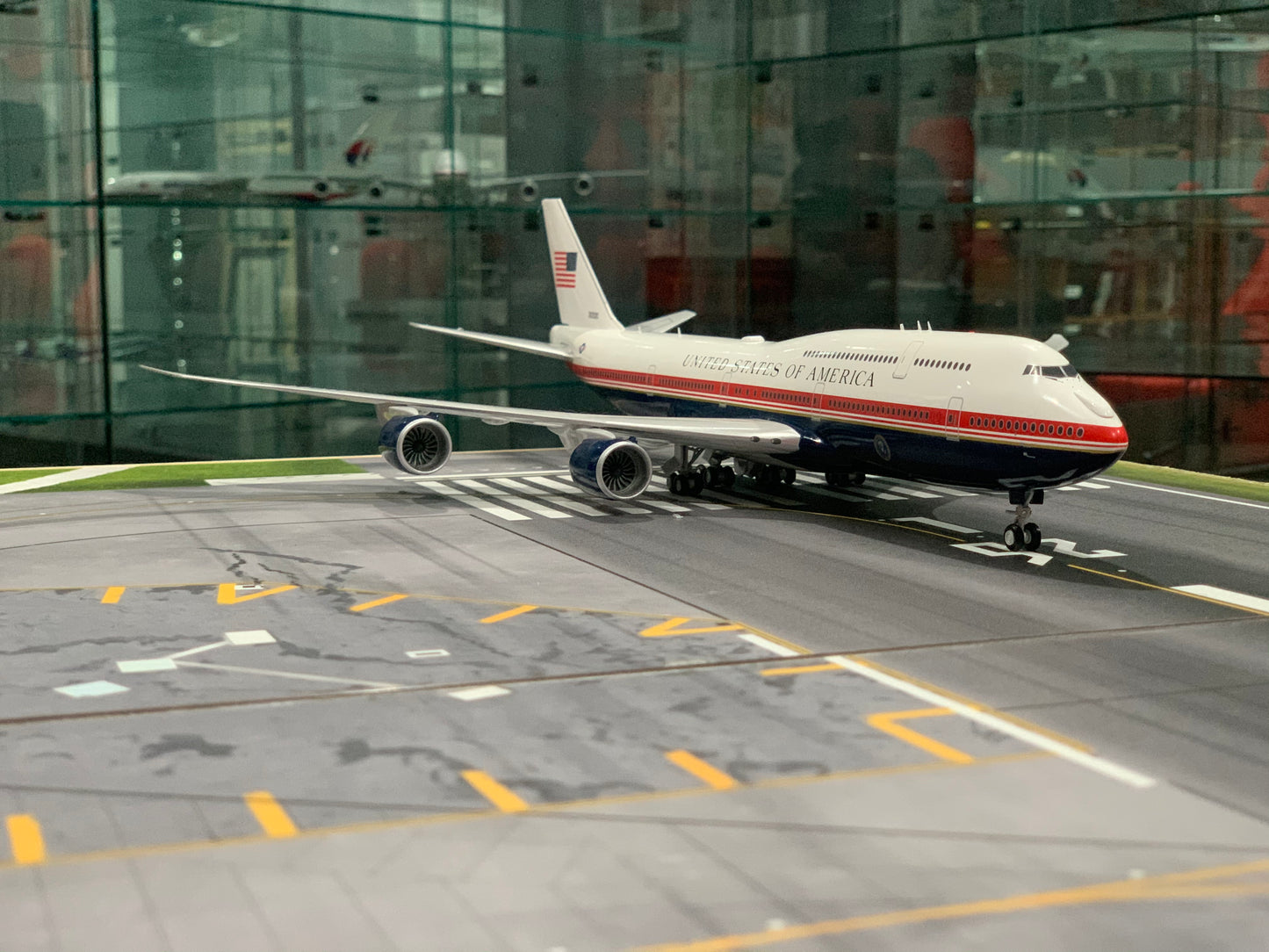 USAF Air Force One Boeing 747-8i Trump's proposed livery 30000 Livery G2AFO898 Gemini Scale 1:200